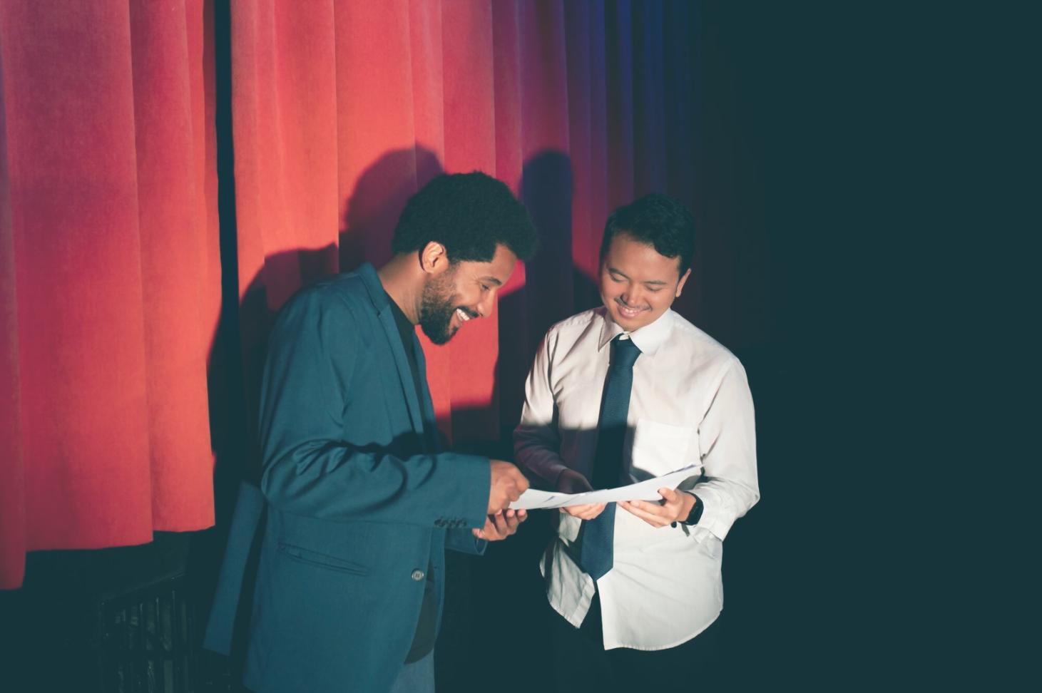 Групова робота акторів над сценами